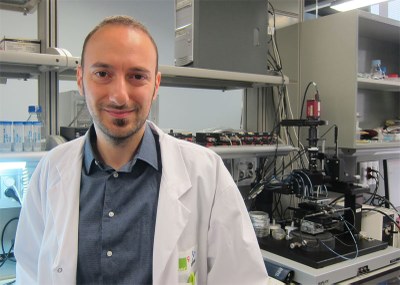 Conferència: "From Microscopy to Nanoscopy: Looking at the Nanoworld at the Single Molecule Level", a càrrec del Dr. Lorenzo Albertazzi