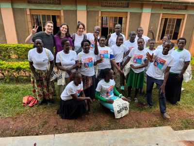 Elsa Rodríguez, Carlota Pino i Oriol Torres, estudiants de l'ETSETB, completen un projecte de cooperació internacional, a Bujagali i Fort Portal, Uganda