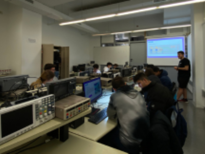 Més de 900 alumnes visiten l'ETSETB amb els tallers STEM&Tu Més de 900 alumnes visiten l'ETSETB amb els tallers STEM&Tu